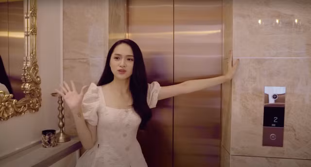 Đáng chú ý, Hương Giang còn lắp cả thang máy trong nhà. Đây cũng là một trong những thứ tốn tiền nhất trong nhà.