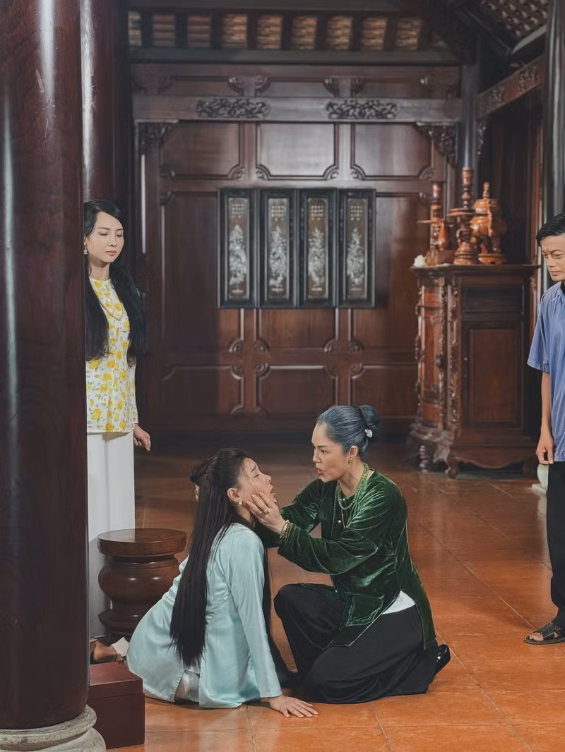 Được biết trong phim Dương Cẩm Lynh hóa trang già để đóng vai một phụ nữ kinh doanh thành đạt, một mệnh phụ phu nhân, người lèo lái quán xuyến kinh doanh của gia tộc. Cô không nhẹ tay với các con dâu để thể hiện quyền uy, khi thì trấn nước Kim Tuyến, lúc lại bóp miệng Thuý Diễm một cách bạo lực.