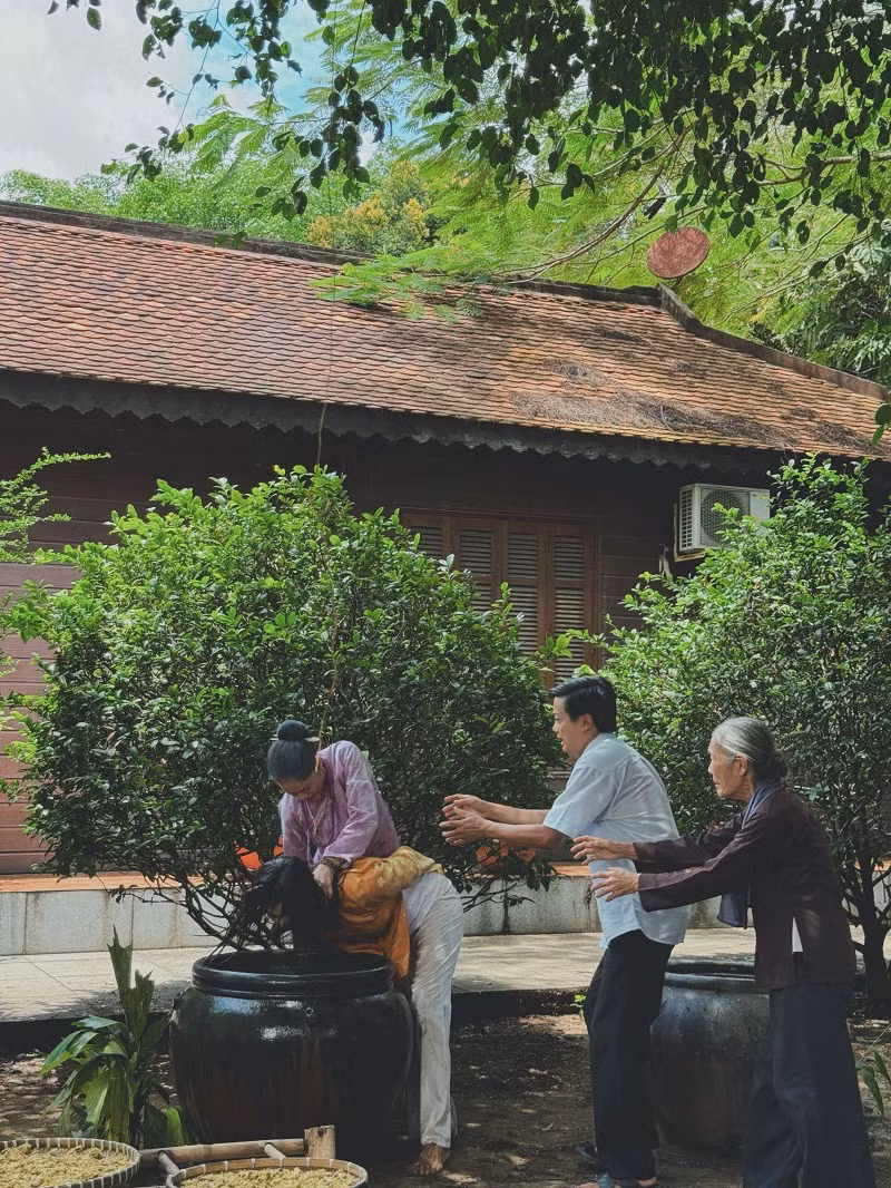 Để có được những cảnh quay chân thực và sống động, các diễn viên phải trải qua rất nhiều khó khăn và thử thách. Dương Cẩm Lynh, với vai trò là người "đánh", phải tập luyện kỹ các động tác để đảm bảo an toàn cho bạn diễn thủ vai con dâu (Kim Tuyến, Thúy Diễm) mà vẫn thể hiện được sự mạnh mẽ, quyết liệt của nhân vật. Trong khi đó, Kim Tuyến, Thúy Diễm phải chịu đựng những cú đánh thật, nhưng vẫn phải giữ được biểu cảm đau đớn, chân thực.