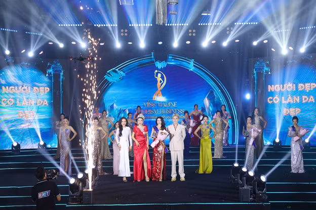 Ngọc Thiện được giao trọng trách trao giải thưởng “Thí sinh có làn da đẹp” trong chung kết Hoa hậu Doanh nhân Du lịch Biển 2024.