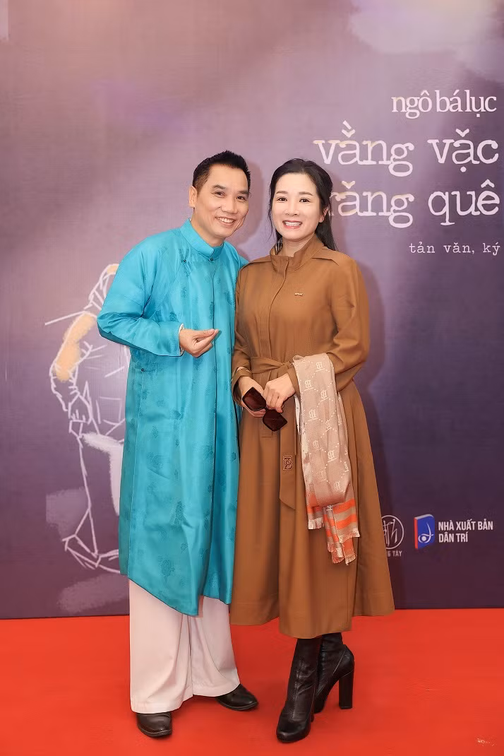 Nhà báo Ngô Bá Lục vừa cho ra mắt độc giả cuốn tản văn có tựa đề Vằng vặc trăng quê. Đây là cuốn tản văn thứ 3 của anh viết về những ký ức xưa cũ với những phong tục tập quán đậm chất Bắc Bộ. Tại sự kiện đông đảo các nghệ sĩ đã đến chúc mừng tác giả. Trong hình là nghệ sĩ Thanh Thanh Hiền.