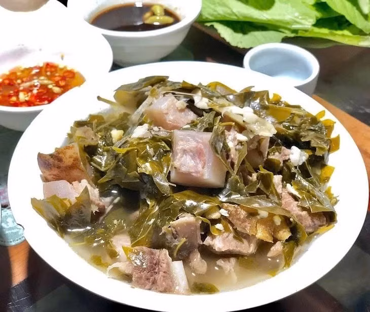  Thịt trâu lá lồm: Việc sử dụng lá lồm nấu chung với thịt trâu là để giúp xua tan mùi ngai ngái vốn có của thịt trâu để tạo nên một món ăn hấp dẫn. Miếng thịt trâu sau khi ninh ăn rất mềm, vừa có vị chua thanh mát, vừa có vị béo ngậy và thơm lừng. Chắc chắn món ăn này sẽ hấp dẫn vị giác của rất nhiều người. Ảnh iViVu