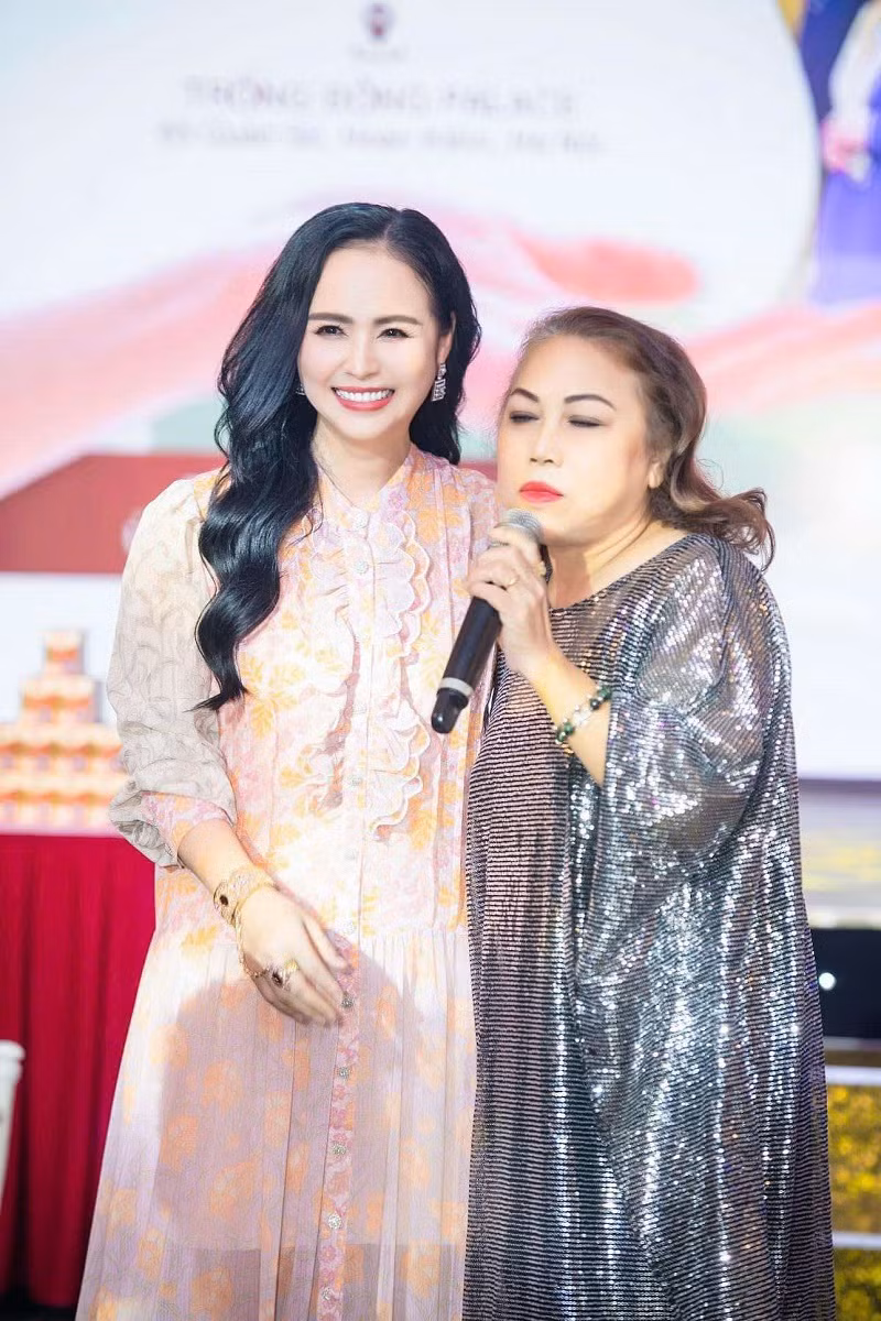 Bui Thanh Huong ngoi ghe nong cung Siu Black, lam dieu dac biet-Hinh-4