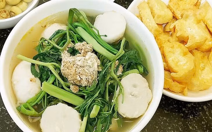  Bổ sung chất đạm: Theo nghiên cứu, hàm lượng đạm trong rau nhút khá cao, tương đương với rau ngót và rau mồng tơi. Chất đạm là một chất rất quan trọng trong việc hình thành, cấu trúc lại và duy trì hoạt động của các mô tế bào, giúp thúc đẩy sự phân bào để cung cấp năng lượng và bảo vệ cơ thể luôn khỏe mạnh. Ảnh Internet