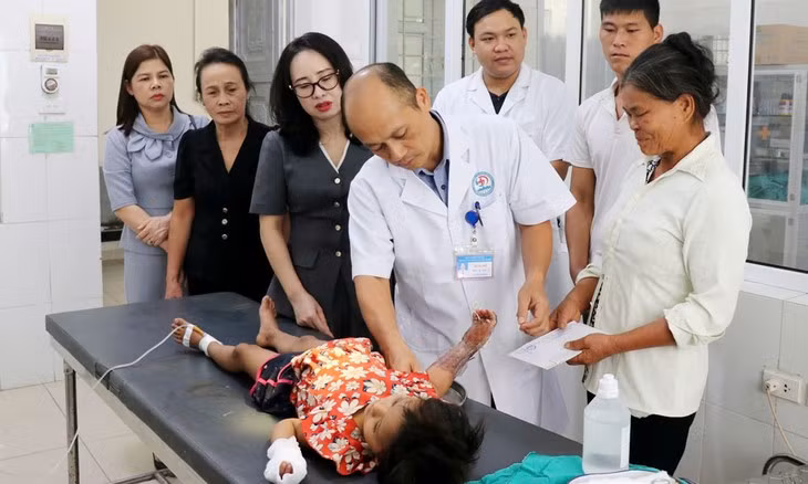 Bé gái ngã vào chậu nước sôi bỏng nặng, cách sơ cứu bỏng nhiệt Be gai nga vao chau nuoc soi bong nang, cach so cuu bong nhiet