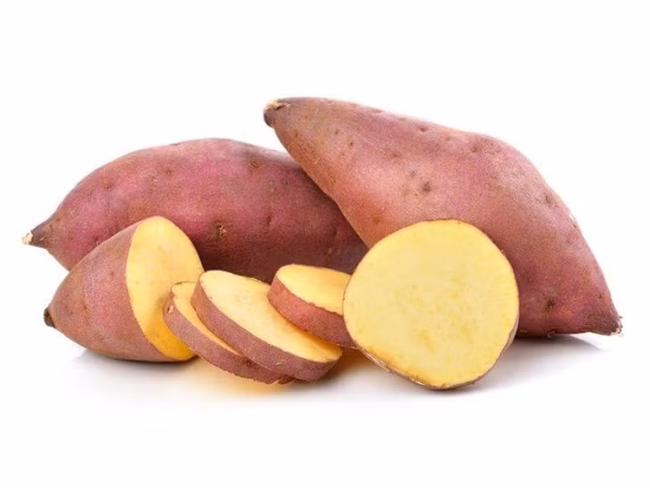 Khoai lang chứa nhiều vitamin A, B, C, E, protein, tinh bột, chất nhựa, các axit amin và nhiều nguyên tố vi lượng cần thiết cho sức khoẻ như canxi, kẽm, sắt, magiê… Ăn khoai lang có thể chống nghẹt mũi, hen suyễn, viêm phế quản hay thấp khớp... những bệnh thường gặp trong mùa thu và giúp bạn nâng cao sức đề kháng. Ảnh minh họa