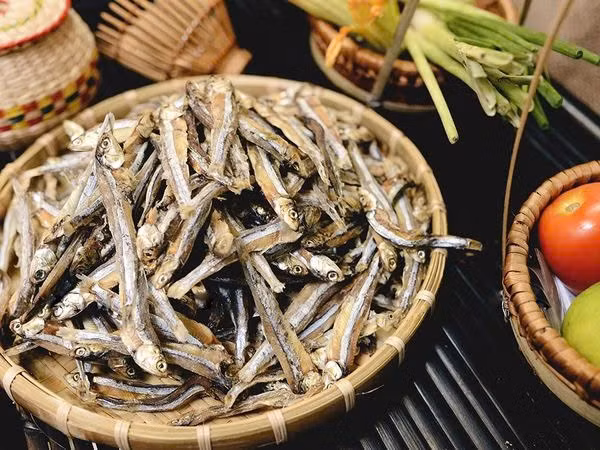 Cải thiện sức khỏe xương: Các vitamin và khoáng chất được tìm thấy trong cá cơm cung cấp nhiều lợi ích cho sức khỏe, bao gồm giúp xây dựng xương chắc khỏe và ngăn ngừa chứng loãng xương và các tình trạng bệnh lý xương khác. Ảnh Internet