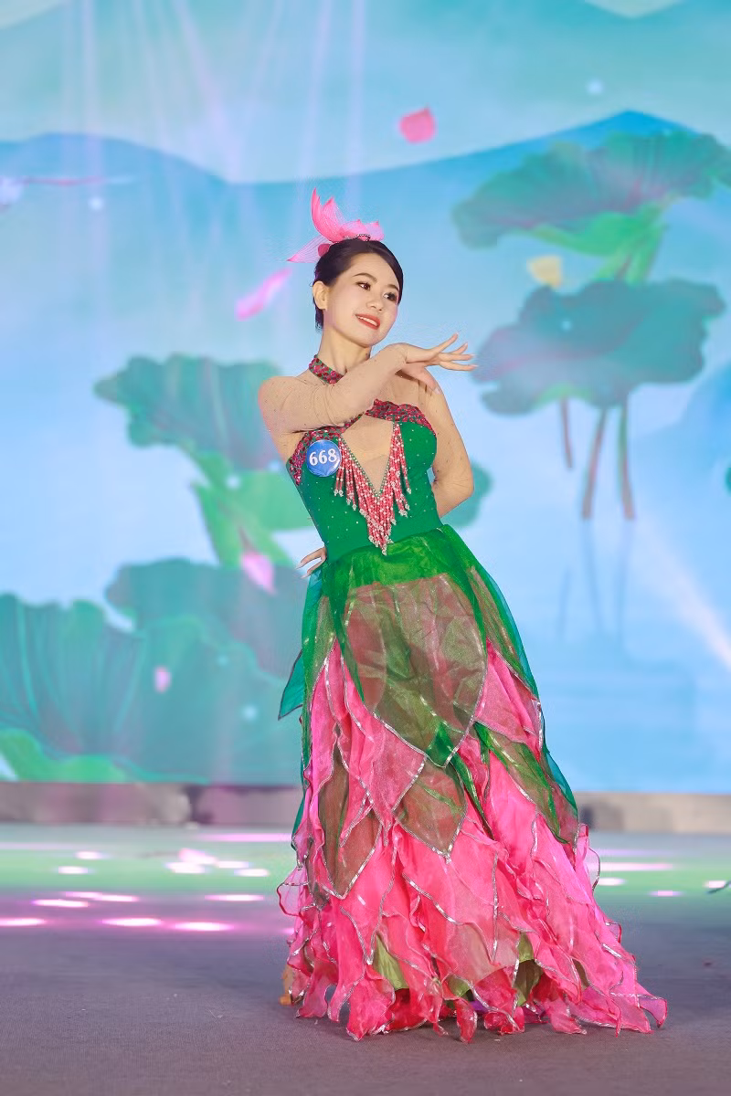 Tối 19/12, các thí sinh cuộc thi Hoa hậu Thương hiệu Việt Nam đã bước vào phần thi tài năng. Trong đêm thi, dàn thí sinh lần lượt thể hiện những thế mạnh của bản thân mình thông qua các màn trình diễn như: Nhảy, múa, hát, thuyết trình song ngữ, trình diễn yoga và cả kỹ năng dẫn chương trình.