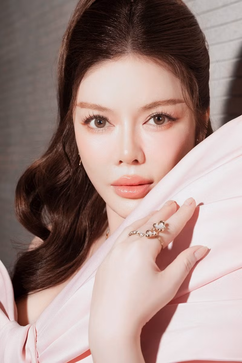 Tất cả tạo nên một tổng thể hài hòa, giúp cô trở nên nổi bật và thu hút mọi ánh nhìn.