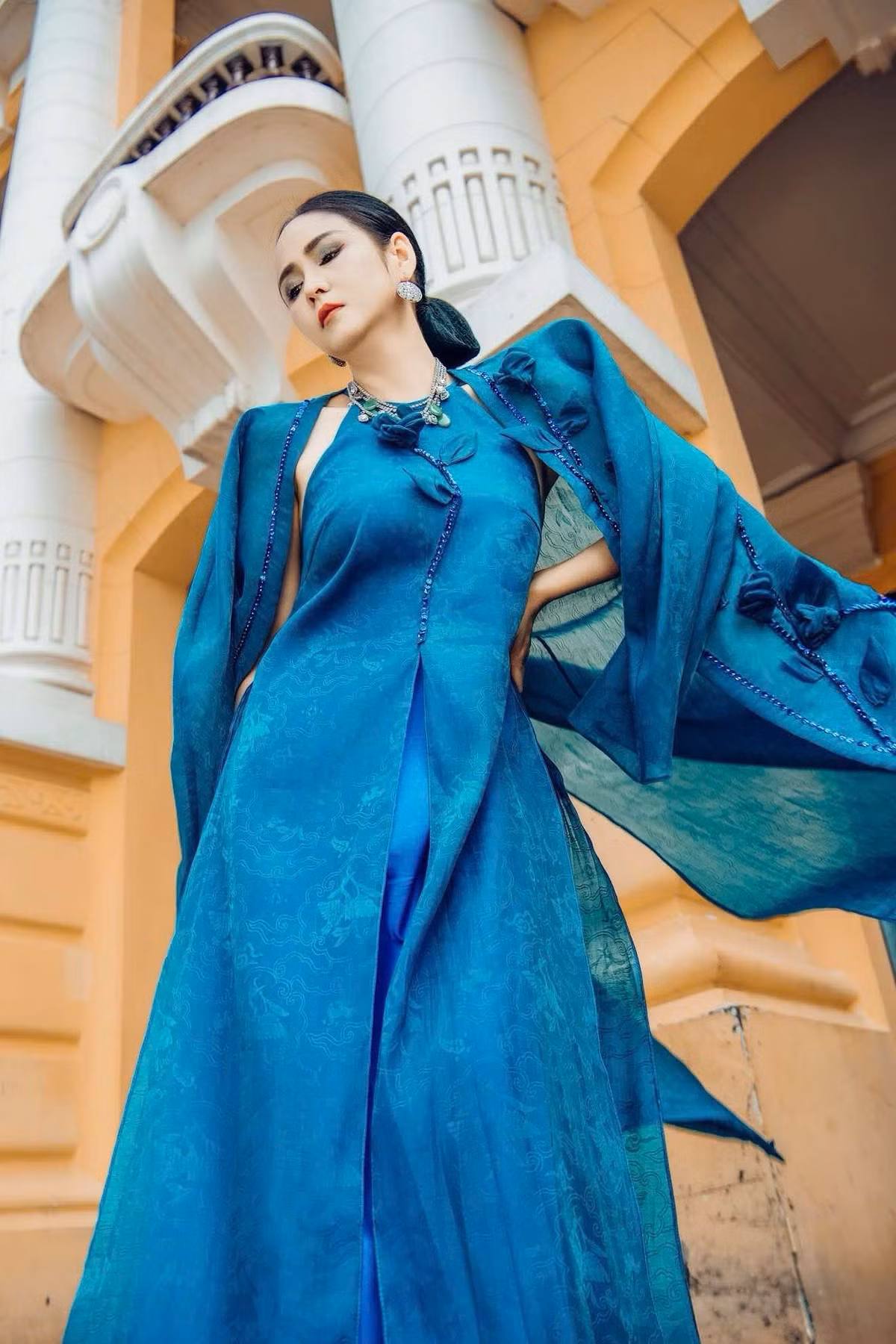 Siêu mẫu Hạ Vy cho biết, sẽ có 6 nhà thiết kế và thương hiệu thời trang tham gia “Bước chân di sản lần 2”, đó là: SeveUomo, áo dài Kenny Thái, áo dài Quyên Nguyễn, áo dài Hương Queen, áo dài Ngân An và nhà thiết kế Hà Trịnh.
