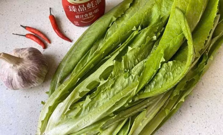  Hỗ trợ giảm cân: 100g rau diếp thơm chỉ chứa 15 calo. Hàm lượng calo thấp cùng với chất xơ dồi dào giúp bạn nhanh no, làm giảm cảm giác thèm ăn. Nhờ thế, hỗ trợ quá trình giảm cân, kiểm soát lượng thức ăn nạp vào cơ thể. Ảnh minh họa
