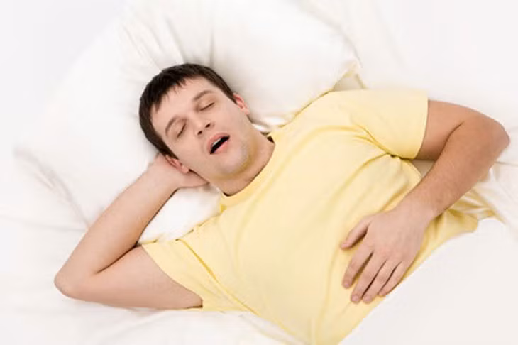  Thở bằng miệng: Thói quen hít thở bằng miệng có thể làm khuôn mặt bạn dài hơn, hàm hõm vào, mũi xệ và thậm chí là răng mọc xô lệch tạo nên "răng hô, mỏ nhọn, mũi tẹt”. Ảnh minh họa