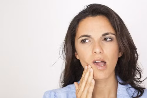  Thói quen nhai một bên: Hầu hết mọi người có thói quen chỉ nhai một phía nhưng tốt hơn hết bạn nên tập thói quen nhai cả hai bên. Nhai một bên trong thời gian dài sẽ khiến khuôn mặt biến dạng, bất cân xứng. Điều này cũng không tốt cho sức khỏe hàm của bạn. Ảnh minh họa
