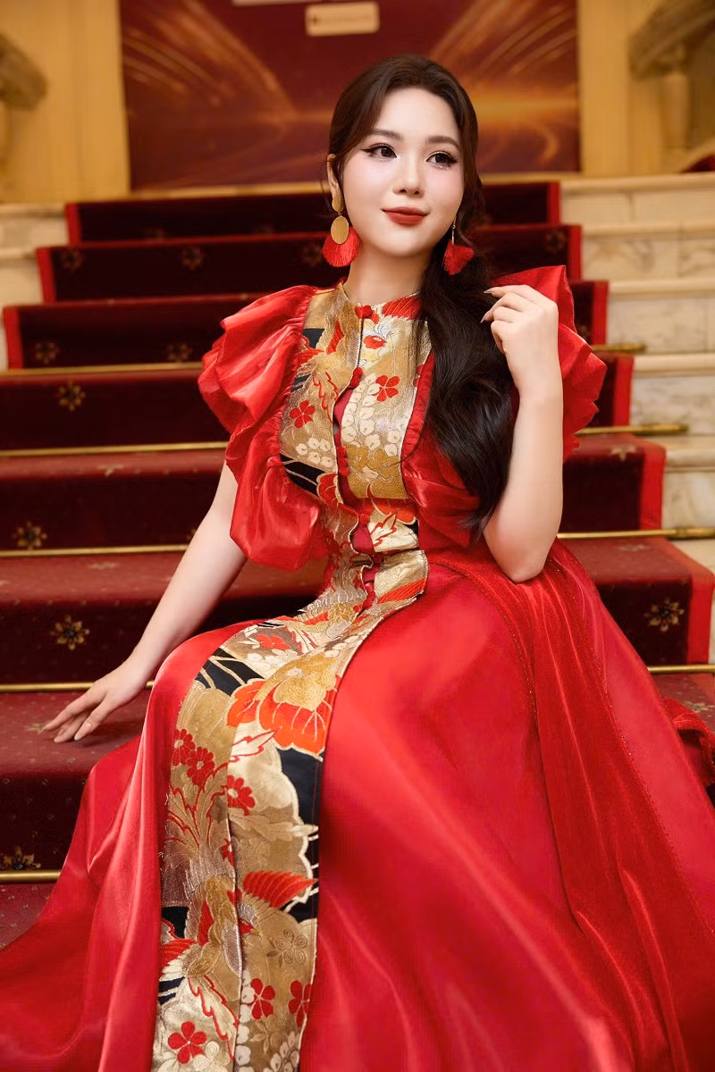 Chính trong lúc nản lòng ấy, Minh Phương tình cờ gặp NSND Nhật Thuận - Đội trưởng Đội ca, Đoàn Văn công Quân khu 3 trong một dịp đi biểu diễn. Ấn tượng với giọng hát của Minh Phương, NSND Nhật Thuận đã tìm gặp nữ ca sĩ và mời cô về cộng tác với Đoàn Văn công Quân khu 3 hiện đóng tại Hải Phòng. Chính sự quan tâm của NSND Nhật Thuận đã “tái sinh” tình yêu nghệ thuật trong con người Minh Phương.