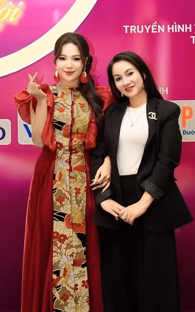 Minh Phương chia sẻ, nếu như NSND Nhật Thuận “tái sinh” tình yêu âm nhạc trong trái tim cô, thì NSƯT Tố Nga đã giúp cô ngẩng cao đầu bước tới trên hành trình sự nghiệp của mình, đặc biệt là theo đuổi dòng nhạc dân gian.