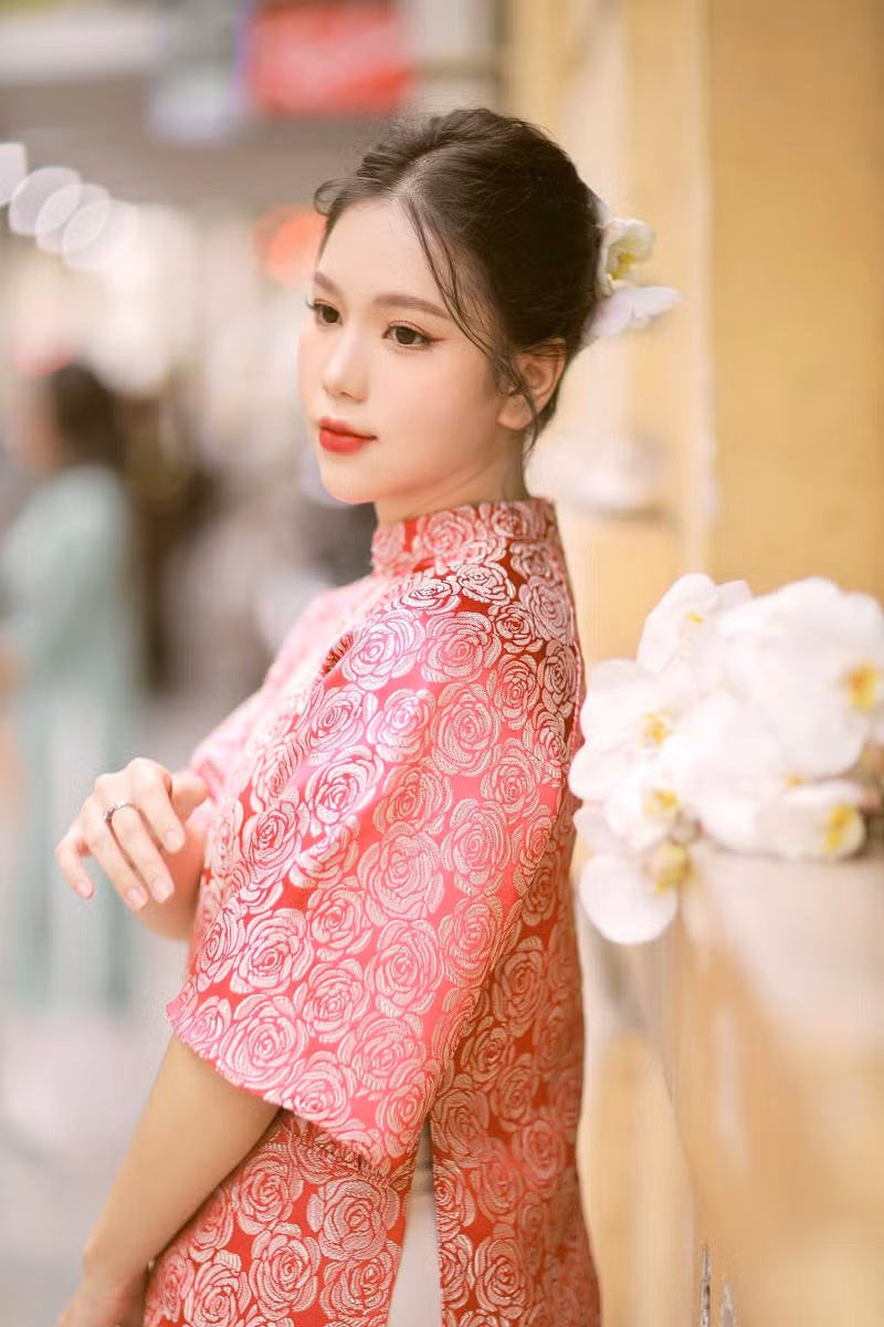 “Trên con đường mình đi, nhìn lại thì tôi cũng có những may mắn. Ở trường, tôi được sự hướng dẫn, đào tạo từ cô giáo Đào Tố Loan, đã cho tôi nền tảng về thanh nhạc. Bây giờ tôi được NSND Nhật Thuận và NSƯT Tố Nga, hai người thầy đã dìu dắt, cho tôi niềm tin vào bản thân, vượt qua sự tự ti, mặc cảm, sẵn sàng chinh phục con đường phía trước. Thời gian thi Giọng hát hay Hà Nội, NSƯT Tân Nhàn cũng dành cho tôi những lời khuyên quý giá. Tất cả những điều ấy trở thành động lực cho tôi phấn đấu”, Minh Phương chia sẻ.