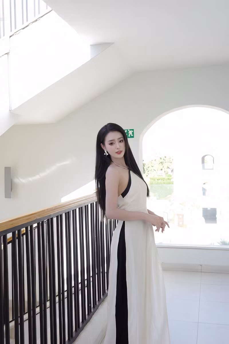 Các cô gái không giấu được sự tò mò và thích thú trước thiết kế đậm chất Việt Nam này, khẳng định sự tinh tế và bản sắc văn hóa mà Khánh Linh mang đến cuộc thi.