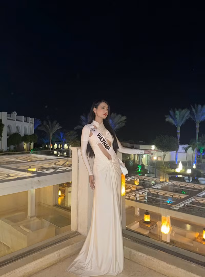 Khánh Linh đã nhận sash từ đương kim Miss Intercontinental 2023, chính thức bước vào hành trình chinh phục vương miện tại cuộc thi.