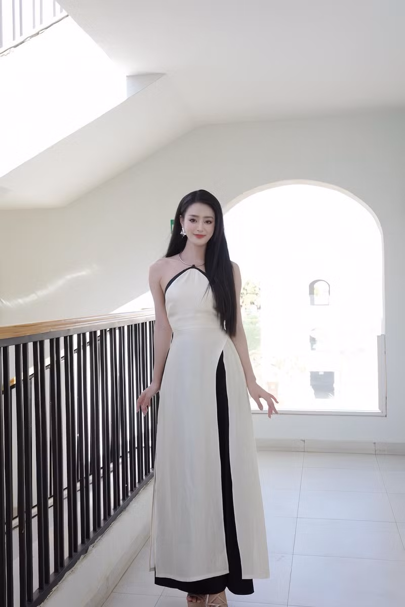 Khánh Linh đã tinh tế chuẩn bị những món quà đặc biệt mang đậm bản sắc văn hóa Việt Nam dành tặng các thí sinh khác, trong đó có cà phê.