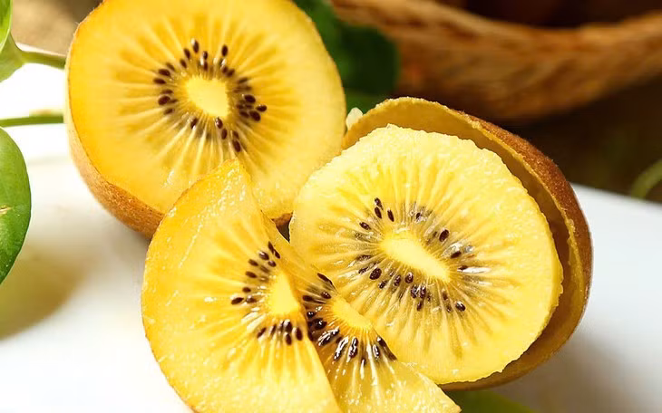  Tốt cho hệ tiêu hoá: Chất xơ trong kiwi giúp thúc đẩy quá trình tiêu hóa, hỗ trợ điều trị cả táo bón và tiêu chảy. Kiwi cũng chứa kali, một chất điện giải quan trọng cũng giúp ích cho hệ tiêu hóa. Một yếu tố góp phần quan trọng khác ở đây là actinidin, một loại enzyme được tìm thấy trong quả Kiwi. Enzyme này cũng hỗ trợ tiêu hóa, thúc đẩy quá trình tiêu hóa protein trong thức ăn. Ảnh minh họa