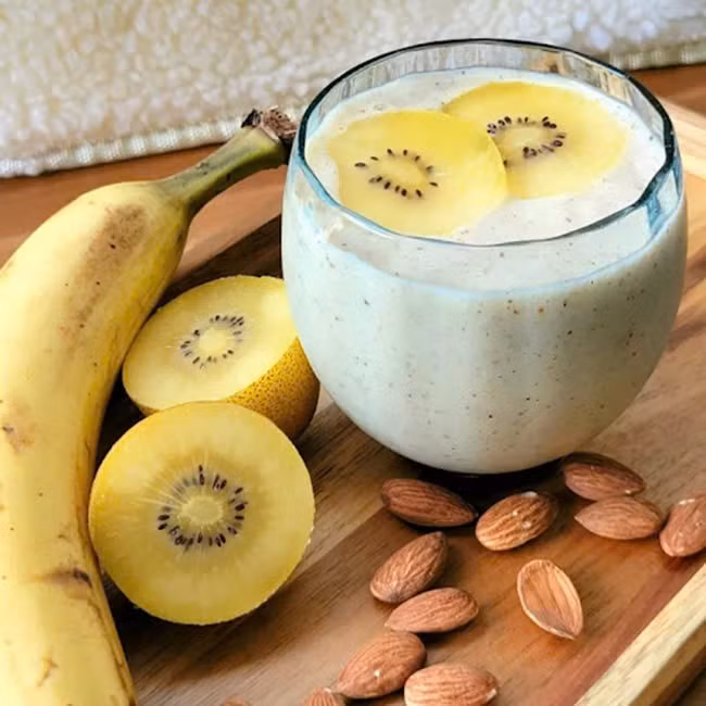 Tốt cho tóc: Kiwi chứa một lượng lớn vitamin E, có công dụng thúc đẩy sự phát triển của tóc, giúp tóc mọc nhanh, chắc khoẻ.. Bên cạnh lượng vitamin E cao, trong kiwi còn rất giàu chất chống oxy hóa giúp tăng cường sự phát triển và chất lượng của tóc. Ảnh minh họa