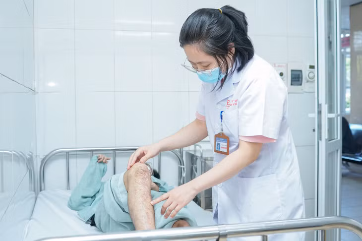 Rắc bột kháng sinh lên vết thương, nam thanh niên nhiễm trùng da nặng Rac bot khang sinh len vet thuong, nam thanh nien nhiem trung da nang