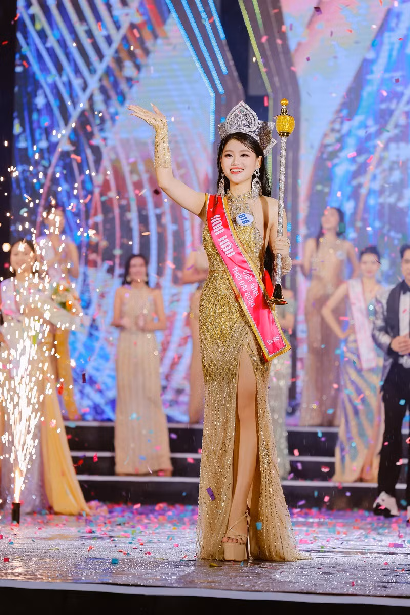 Nu sinh 20 tuoi dang quang Hoa hau Viet Nam Thoi dai 2024-Hinh-4