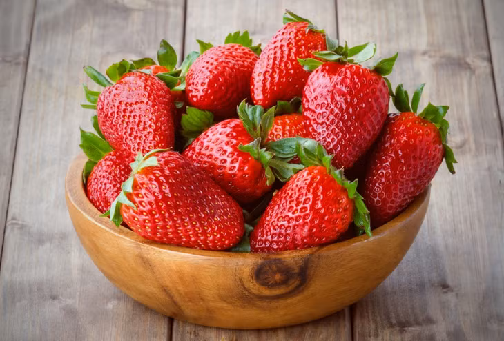 Dâu chứa nhiều chất chống oxy hóa và flavonoid, có thể giúp làm giảm viêm và bảo vệ phổi khỏi tổn thương. Ảnh Internet