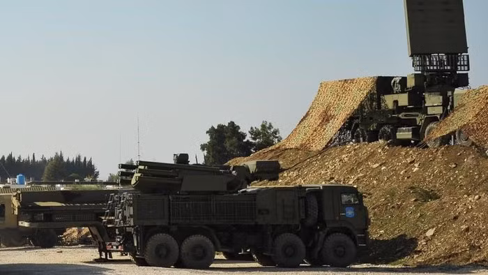 Thổ Nhĩ Kỳ từng bố trí hệ thống tác chiến điện tử Koral ở tỉnh Idlib và Ankara nói rằng họ đã tìm ra cách chế áp Pantsir-S1 dựa trên kinh nghiệm ở Libya, nhiều khả năng Koral thực sự phát huy tác dụng trong cuộc tấn công vào căn cứ Hmeimim.