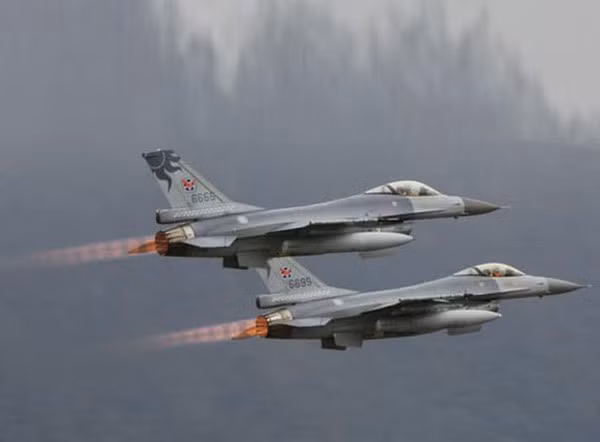 F-16V vẫn có thể mang được các loại vũ khí như các phiên bản tiền nhiệm, ngoài ra nó còn có thể trang bị những vũ khí chính xác công nghệ cao giống như các máy bay thế hệ thứ 5.