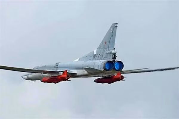 Tốc độ hành trình của Kh-32 đạt 4.000 km/h, vận tốc nước rút khi tiếp cận mục tiêu lên tới 5.400 km/h. Sau khi rời máy bay, tên lửa sẽ leo lên tới trần bay 40 km, từ độ cao đó nó bổ nhào thẳng xuống mục tiêu với một góc tấn lớn.