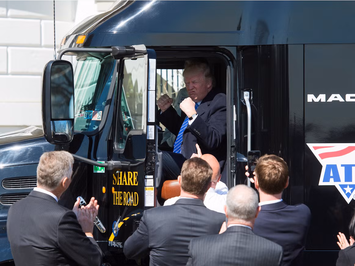 Tổng thống Donald Trump ngồi trên xe tải trong ngày gặp gỡ các CEO và tài xế.