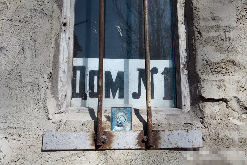 Một cửa sổ nhà dân ở làng đông Ukraine.
