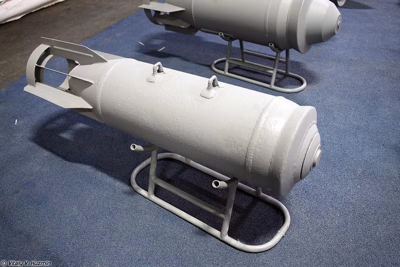 Bom nổ phá mảnh OFAB-250-270 chuyên sử dụng để phá hủy các cơ sở công nghiệp quốc phòng, các đường băng, các kho tàng, bộ binh ở rừng núi cũng như xe bọc thép hạng nhẹ, xe tải...