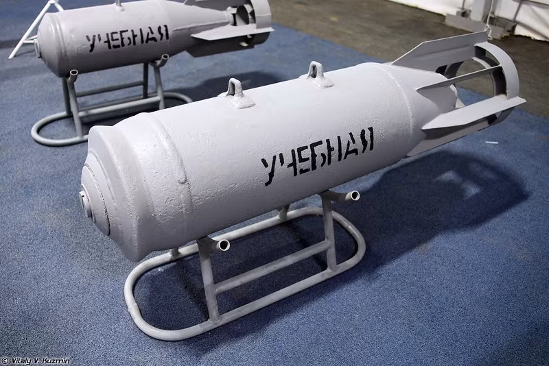 Bom 250-270 nặng 268kg, dài 1,45m, chứa lượng thuốc nổ nặng 92kg.