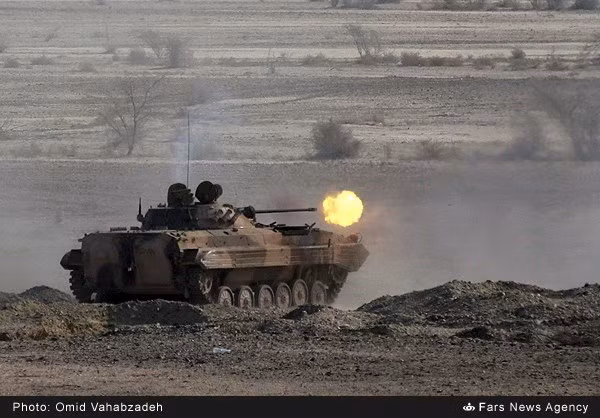 Cả sa mạc phía Tây Nam rung chuyển ầm ầm khi hàng trăm khí tài Lục quân Iran nã pháo suốt ngày đêm.