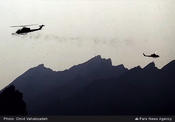 Biên đội trực thăng AH-1 quần đảo trên trời chi viện cho quân mặt đất.