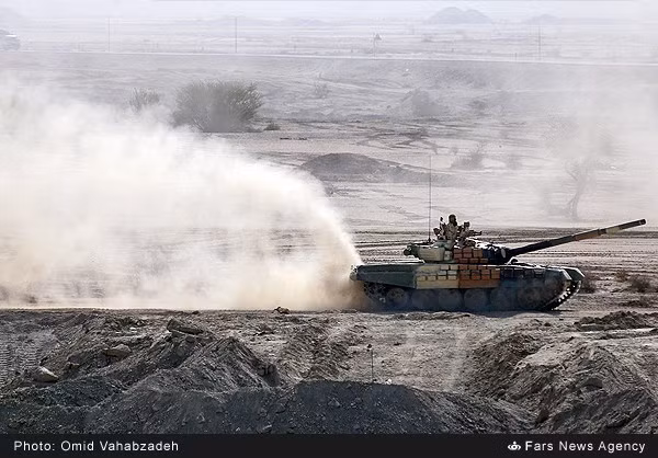 Xe tăng T-72S của Lục quân Iran hành tiến trên sa mạc.