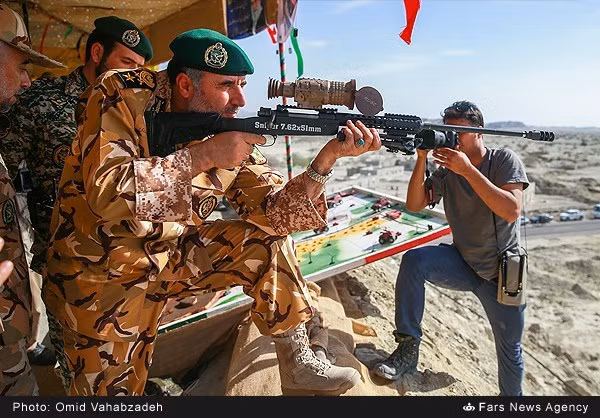 Tướng Lục quân Iran thử nghiệm khẩu súng trường bắn tỉa mới nhất do nước này tự chế tạo. Trong các cuộc tập trận, Iran thường xuyên khoe các mẫu vũ khí mới nhất.