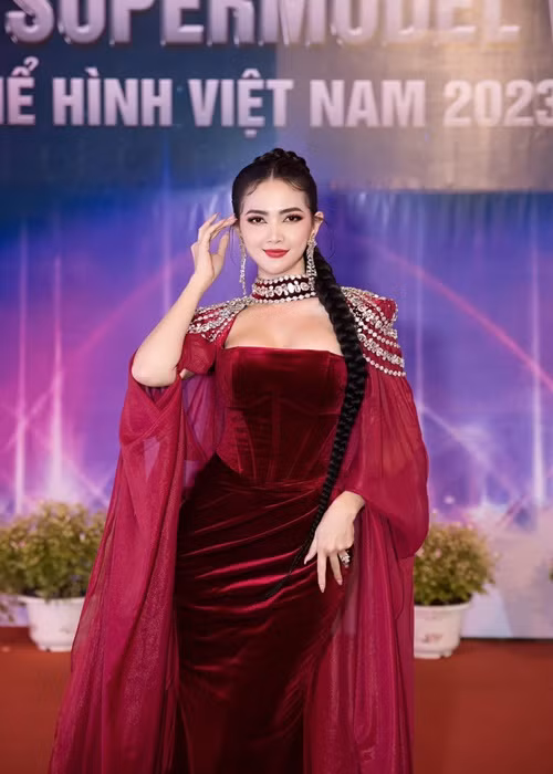 Chân dài sinh năm 1990 giữ kín danh tính lẫn hình ảnh bạn trai cũ.