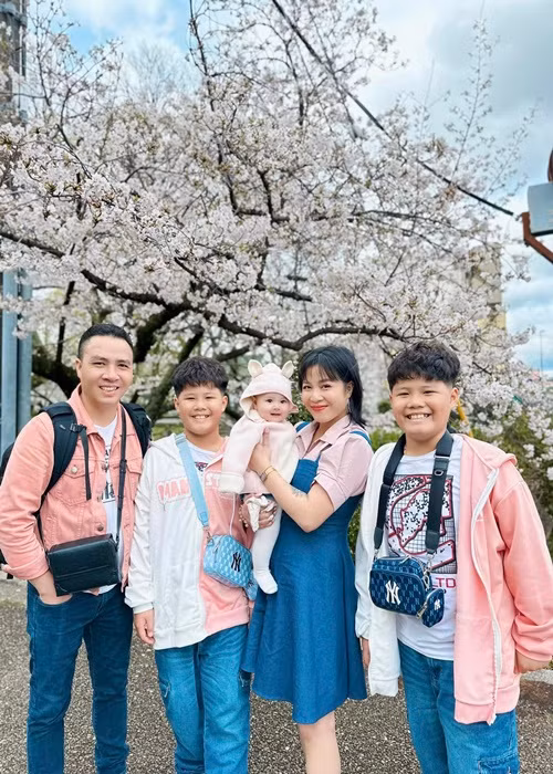 Tổ ấm của MC Hoàng Linh và đạo diễn Trần Mạnh Hùng luôn ngập tràn hạnh phúc khiến bao người phải ghen tỵ.