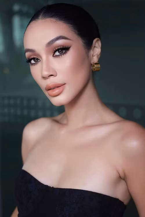 Hot girl sở hữu sống mũi cao, bờ môi đầy đặn, vóc dáng quyến rũ. Ảnh: FBNV.