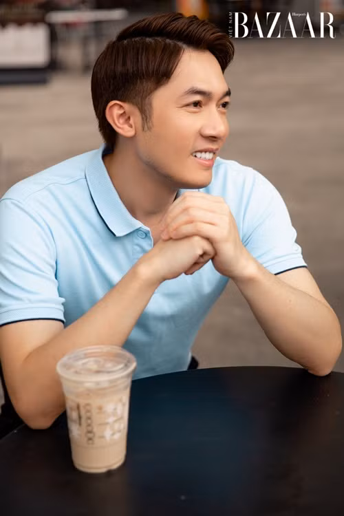 Thời còn du học, trong một lần về Việt Nam, Namcito được một công ty chuyên về làm phim mời làm việc. Một tháng sau, anh trở thành quản lý, phụ trách sản xuất các gameshow, các lễ trao giải được truyền hình trực tiếp. Một năm sau, Namcito quyết định ở lại Việt Nam để phát triển sự nghiệp nghệ thuật. Ảnh: Harper’s Bazaar Vietnam.