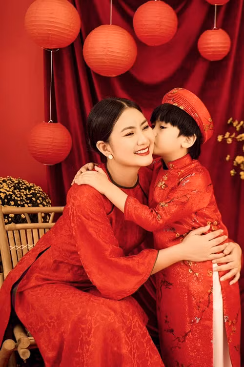 "Khi mà ở bên ba thì mẹ luôn đúng, khi ở bên mẹ thì ba luôn đúng. Đó là thỏa thuận lớn nhất, bất di bất dịch mà tôi với chồng cũ phải theo", nữ diễn viên chia sẻ về thoả thuận giữa cô và Thanh Bình.