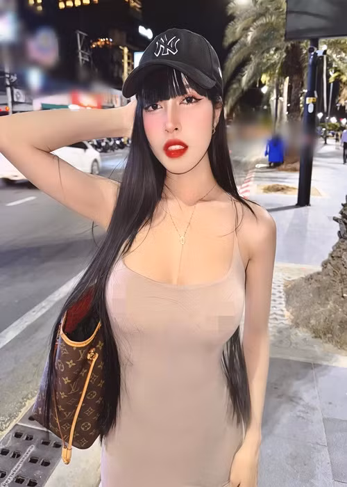 Mới đây, hình ảnh hot girl Pattaraporn Rungsuksud lộ nhũ hoa nơi công cộng bị nhiều cư dân mạng "ném đá" vì phản cảm.