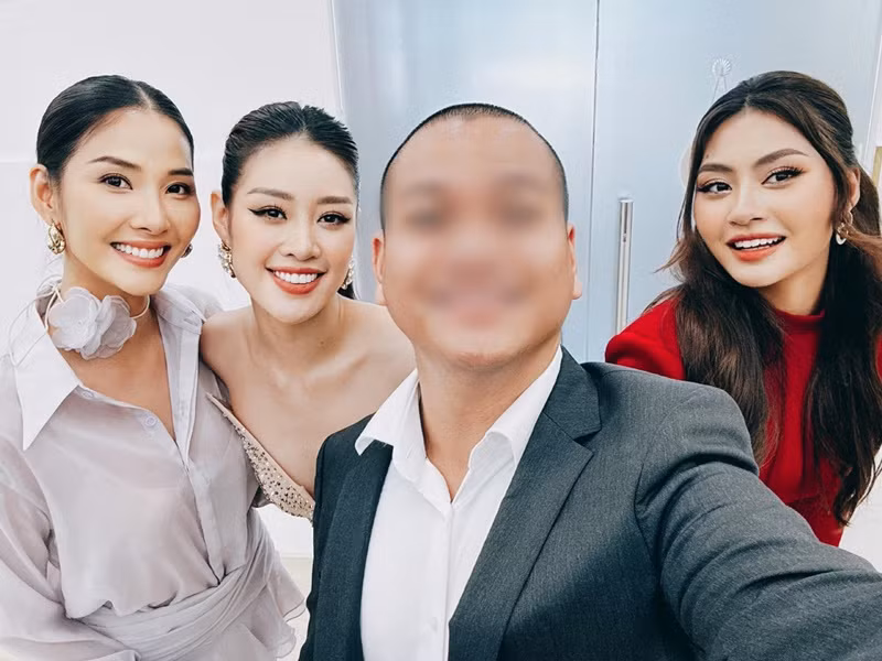 Á hậu Hoàng Thùy cũng thân thiết với nhiếp ảnh gia này.