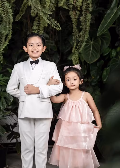 Khánh Thi chia sẻ, lúc mới một tuổi, do ít biểu cảm tươi vui, bé Anna hay bị cả nhà trêu chọc là "cô bé thần sầu". Từ khi lên hai tuổi, cô nhóc bắt đầu hay cười, cởi mở nhưng vẫn có một chút kiêu sa như "mợ chảnh".