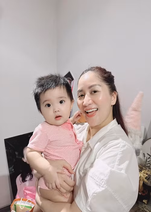 Con gái út của Khánh Thi sở hữu làn da trắng hồng, đôi mắt to tròn.