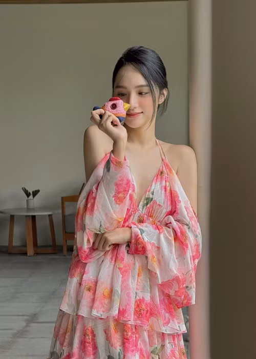 Không chỉ giàu có, Hương Giang Idol nữ tính hơn nhiều so với ngày mới vào showbiz. Ảnh: FB Hương Giang.
