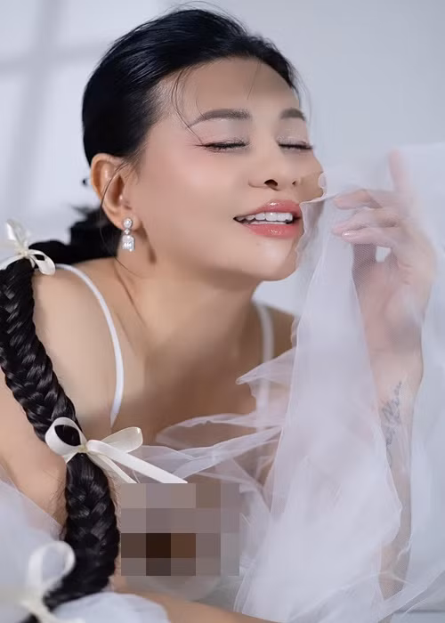 "Cái mặt của Cát chưa đụng dao đụng kéo, chưa cắt mắt, chưa căng da gì đâu trời ơi! Các chị đừng nói như đúng rồi giùm em. Khi nào em đi căng da, cắt mí này nọ, em sẽ livestream cho các chị xem ạ! Tôi không được cái gì, chỉ được cái sống thật, nói thật", Cát Phượng khẳng định.